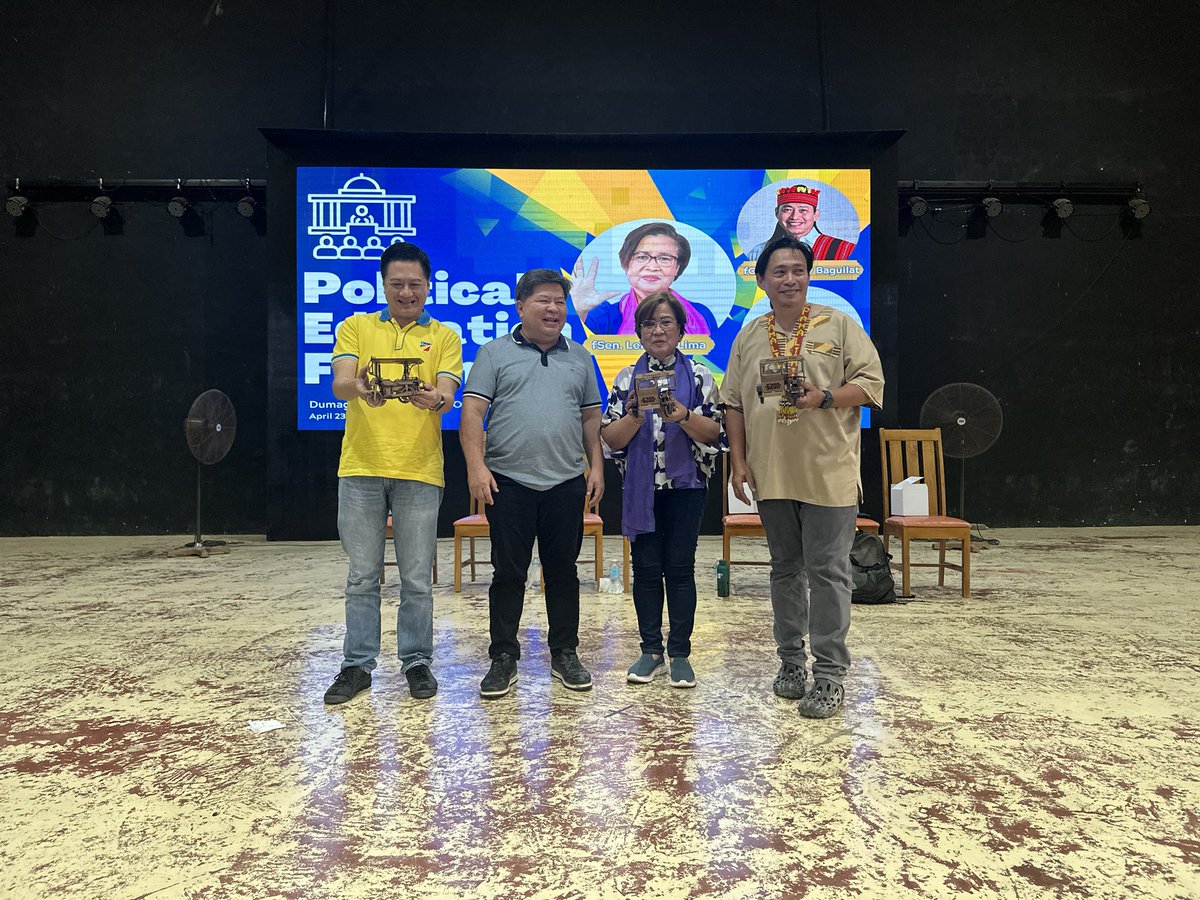 It was a large gathering of students in Dumaguete to listen to LP and Mamayang Liberal stalwarts @AttyLeiladeLima @erintanada and myself at the Negros Oriental State U gymnasium. Salamat Mayor Ipe Remollo. Salamat sa Foundation U, St Paul’s U, Siliman U and NORSU 4 joining. See u