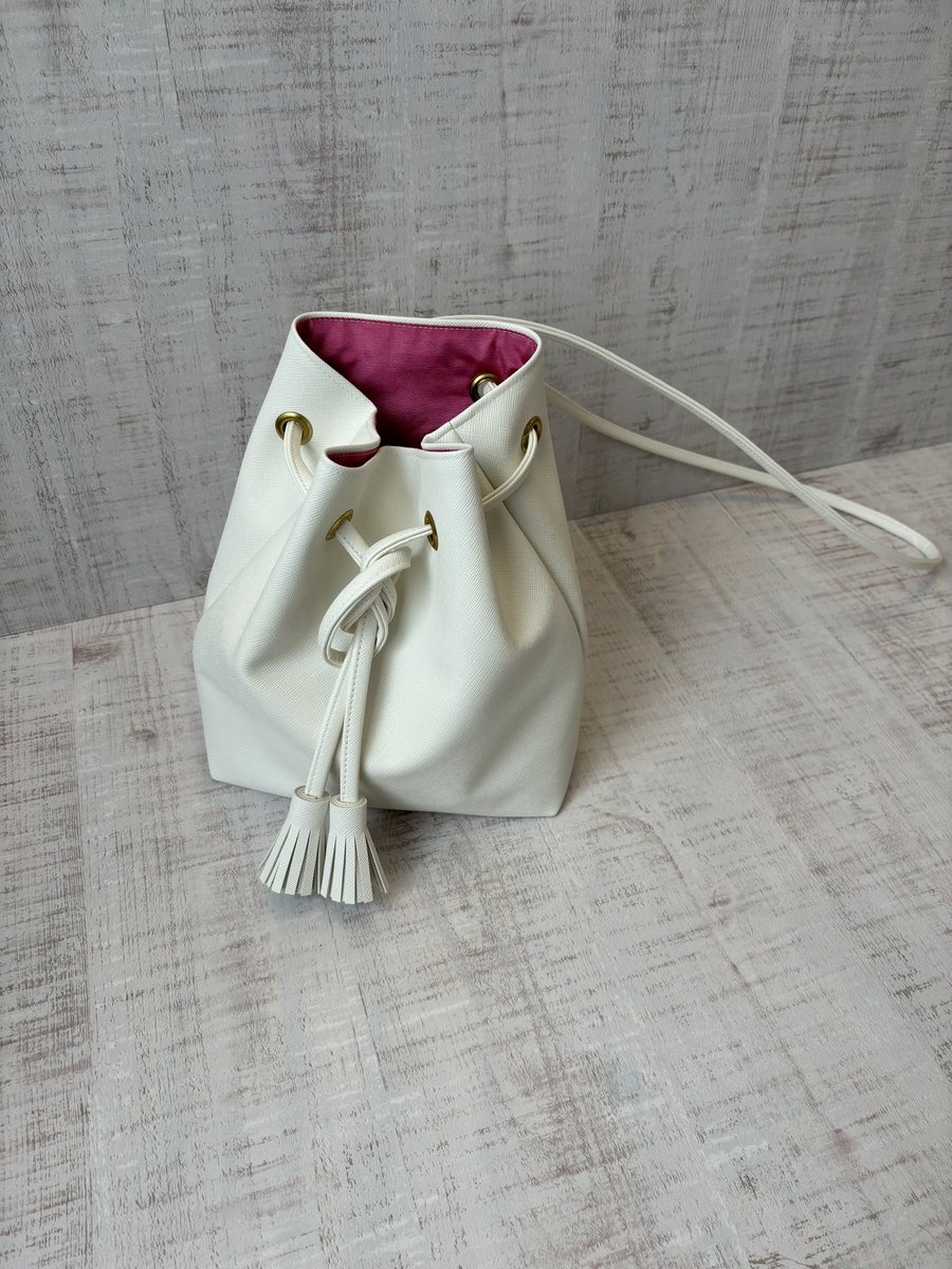 kanosaebag's tweet photo. 【フェイクレザー巾着バッグ】
裏地を新しいお色で作ってます✨落ち着いたカラーです
https://t.co/aAyNszAEHC 
#creema
#巾着バッグ
#合皮 https://t.co/DmeO8uQ4kG