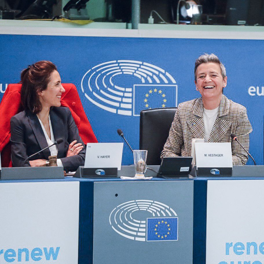 Sisterhood in Parliament! Réunion de famille avec Margrethe @Vestager hier soir. Notre Groupe @RenewEurope défend un projet ambitieux, progressiste… et féministe 😉 Pour les cinq ans qui viennent, rendons l’Europe plus compétitive et mieux connectée pour vous servir.