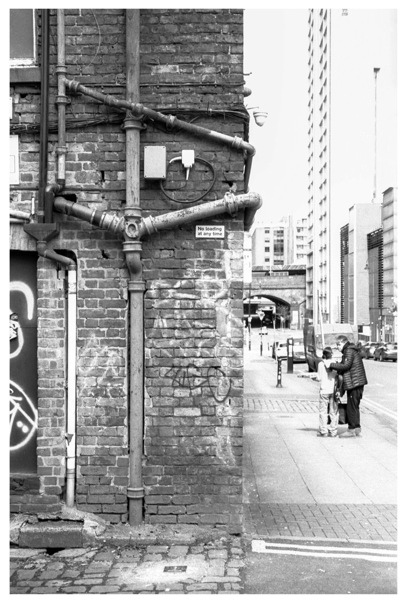 Making connections on Lower Ormond St, Manchester.
(Leica M3, 50mm Voigtländer Nokton f1.5, Kodak XX 250)
#streetphotography #leica #35mm #Analog #film #monochrome #KodakXX #kodak #myleicaphoto #historic #filmisnotdead #Manchester #blackandwhite #cinefilm