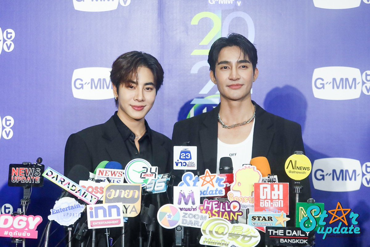 webstarupdate's tweet photo. [CLIP] “เอิร์ท-มิกซ์” ดีใจร่วมงาน “ชาคริต” ใน “Ossan's Love Thailand” แอบเกร็ง แต่ใส่เต็มที่ ปลายปีได้ชมแน่  >>
https://t.co/HvgPDOl8Dx
#ErathMix #เอิร์ทมิกซ์ #GMMTV2024PART2 
#OssansLoveTH https://t.co/RdcZhXv0iV