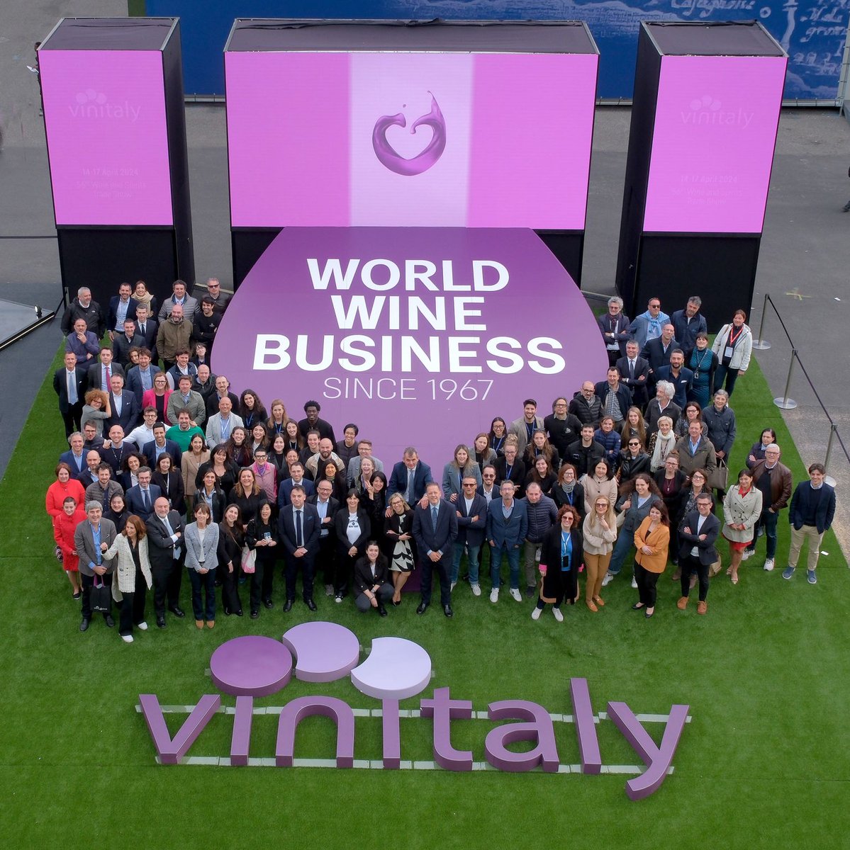 The 56th @VinitalyTasting drew 97,000 attendees, including 30,000 operators from 140 countries. With a 20% growth in top buyers, 20,000 #B2B's were held in the ITA Buyers' Lounge. Here's a couple of our happy #ANZ delegates! Next edition 6-9 April 2025 in #Verona. #Vinitaly #Wine