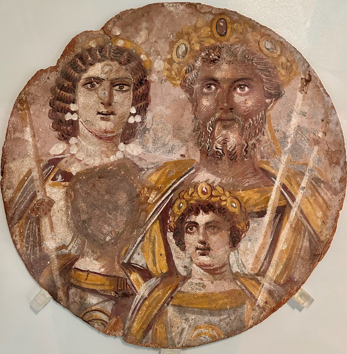 The ‘Severan Tondo’ depicting Septimius Severus, his wife Julia Domna, and their sons Caracalla & Geta (face scratched out). Painted on wood, the imperial portrait dates to around 200 AD, and originated from Egypt. On display at the Altes Museum in Berlin. #Woodensday 📸 My own