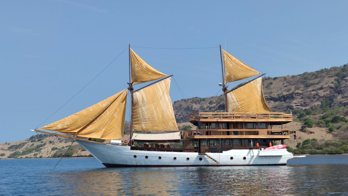 Sail naked once a year on a sumptuous ship to the Coral Triangle's remote waters. Crafted with finesse, cabins boast en-suite bathrooms and air-con. Hoist the sails for a tropical adventure with freedom, bliss, and The Deluxe Naked Sail. Link: everythingtosea.com/experiences/th…