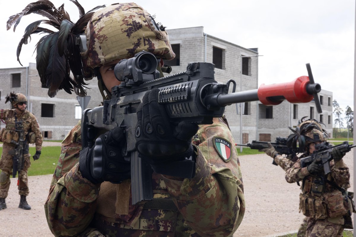 USArmyEURAF's tweet image. #KnowYourDefender (s)

Meet our friends w/ the Esercito Italiano (Italian Army) assigned to 12th Company Draghi, 8th Bersaglieri Regiment, Bersaglieri Brigade "Garibaldi," who are #training alongside 🇺🇸 and other @NATO #Ally and #Partner nations during #SaberStrike 24.

#LSGE24