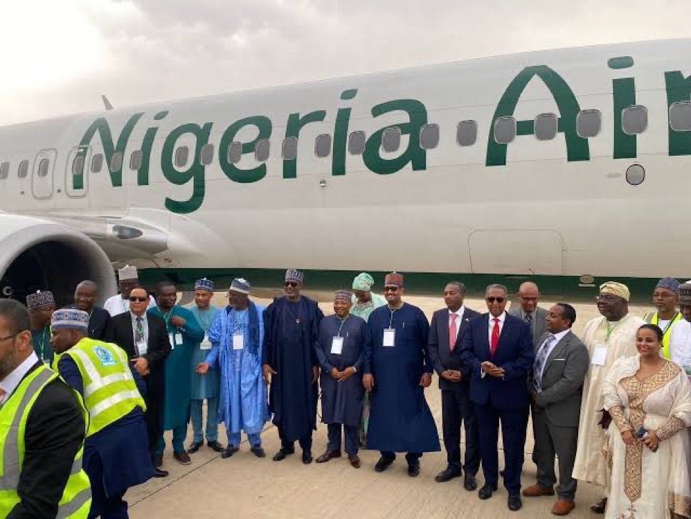 HamzaSulayman's tweet photo. Former Aviation Minister, Hadi Sirika, has been arrested by EFCC for alleged embezzIement of over ₦8 billion linked to Nigerian Air scandaI. He's being questioned regarding fraúdulent contracts awarded to his sibling's company. https://t.co/ueUol9UBl0