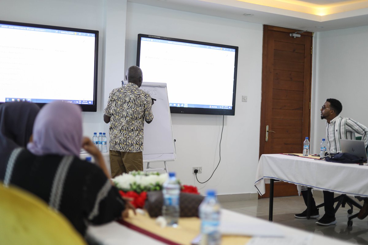 FAO provided technical training to 18 technical staff members from @moai_somali, SARIS, and seed enterprises in Somalia on crop variety testing, seed production and certification, and the drafting of seed standards. #Somalia #seeds
