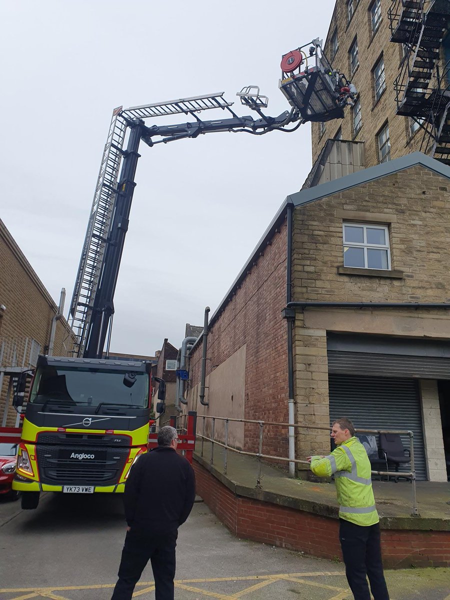 All Huddersfield crews are training with the new 32 meter aerial appliance in preparation for it going into operational service, sooon. Great work all 👏 🚒#aerial #tightsqueeze #angoloc #nicecolour