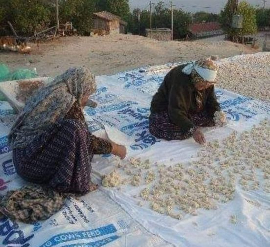 YILMAZ ÖZDİL'İN BU YAZISINI MUTLAKA Bİ OKUYUN! ÇOK MU ZOR? Ananeniz öpülesi elleri parçalanırcasına, ovalaya ovalaya tarhana yaparken, Siz, 'Aman anane be, boş versene' deyip, marketten hazır çorba alıyordunuz ya... Anane rahmetli oldu ve siz, o tarhananın tarifini ananeden alıp,