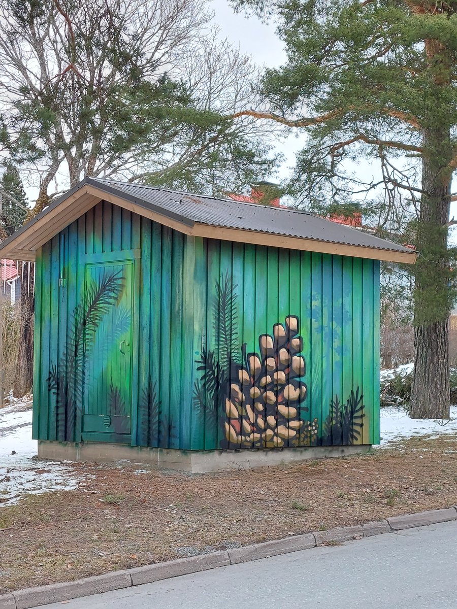 HsVesi's tweet photo. Hämeenlinnan Myllymäessä sijaitsevan HS-Veden teknisen rakennuksen seiniä koristava muraali on valmistunut. Maisemaan istuvan muraalin suunnitteli ja toteutti oululainen arkkitehti ja kuvataiteilija Timo Tyynismaa (https://t.co/LzedWUTK3p) #muraali #hämeenlinna 😍🐿️🌲 https://t.co/HMuBdtAgCS