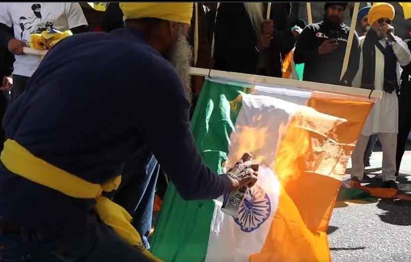 🚫 #KhalistaniTerrorists have crossed the line! Burning flags is an act of cowardice, not bravery. Every civilised person must stand united against their open show of #hatred! #CrushKhalistan #NoMercy #ZeroTolerance 🚷🔥
