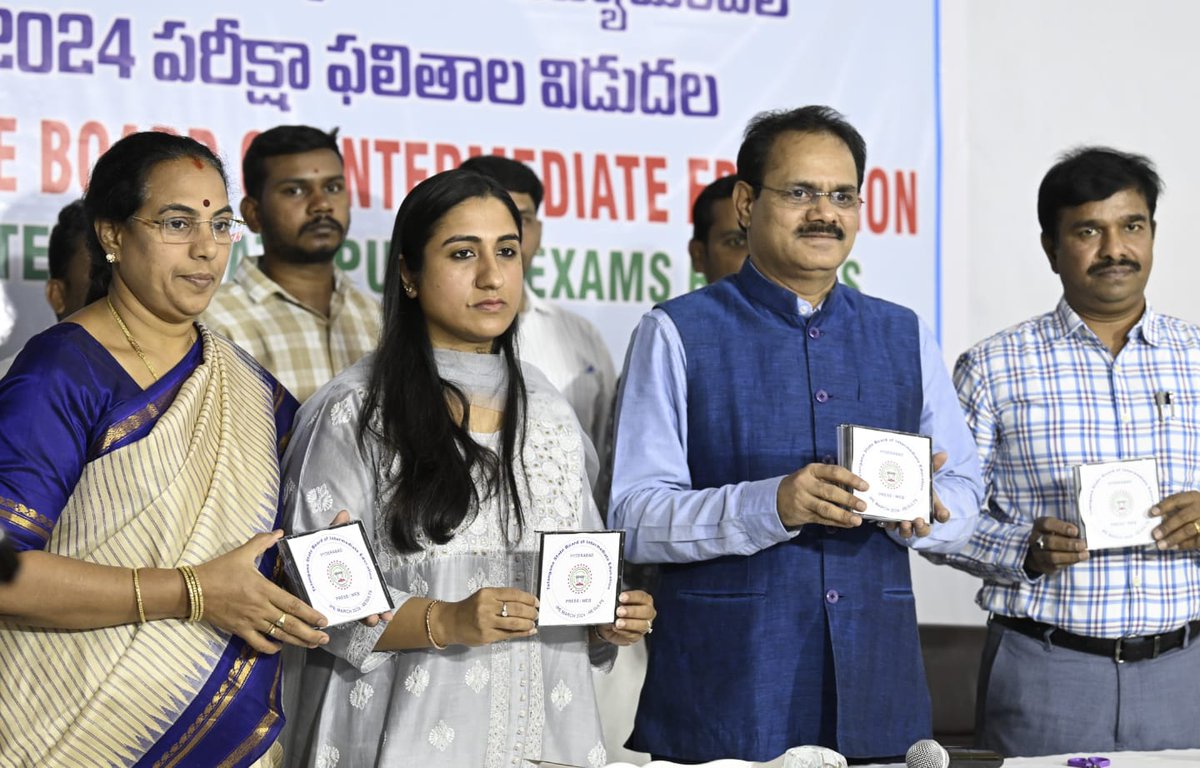 #Telangana | Principal Secretary (Education) Burra Venkatesham and Secretary (BIE) Shruti Ojha release Intermediate Public Examination March 2024 results First year students pass% is 60% Second year students pass% is 64.19% @BdotPradeep Photo credit: Nagara Gopal (1/n)