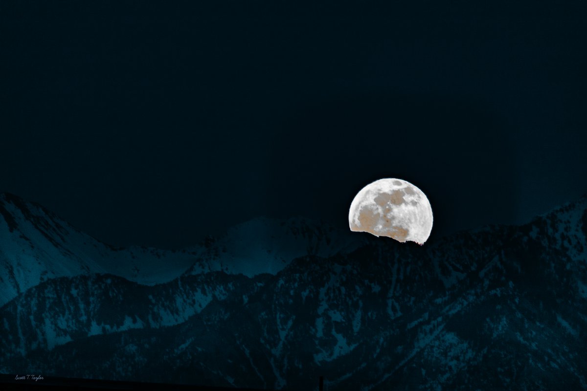 MOON RISING: 💗🌕 Great photo of the pink full moon rising over the Wasatch Mountains. It's called the pink moon because of the phlox flower that blooms across the US this time of year. 🙂 📍: 📸: Scott Taylor. Submit your photos to kutv.com/chimein