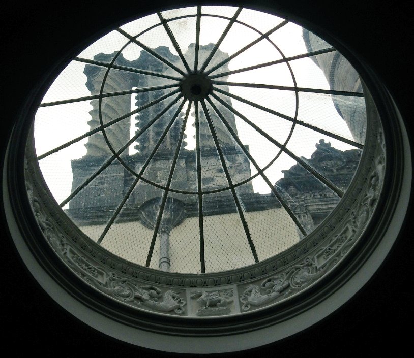 The skylight in the Hall in #WintonCastle giving a view of the chimneys, 'the outstanding feature of Winton ... alternately wrought in convolutions & in flutes, the latter enriched with a Renaissance rendering of the Gothic crocket.' (Canmore) #WindowsOnWednesday
#EastLothian