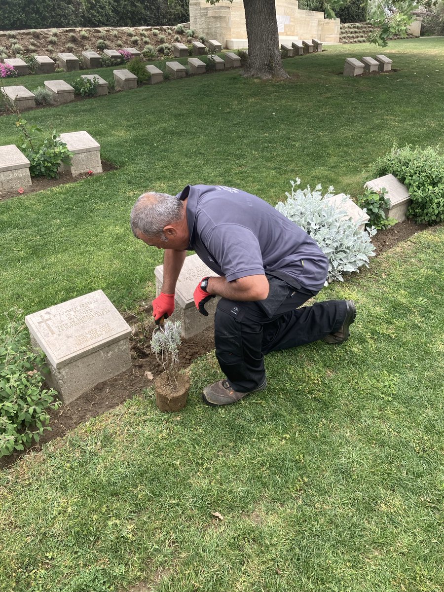 Turkish gardener Emin Unal has tended Aussie graves at Gallipoli for 40 years..his father and grandfather before him. Once an Australian woman in tears hugged him as he worked “I was proud. Don’t worry about them(fallen diggers).We take the best care.” His story 6pm #7NewsMelb