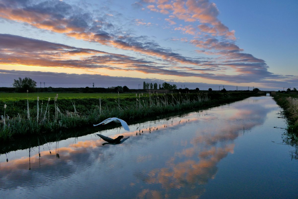 6am over the Fens this morning! @ChrisPage90 @WeatherAisling @itvanglia