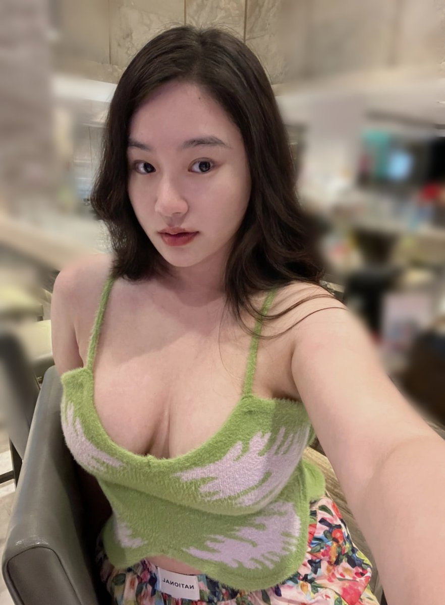 xiox422562's tweet photo. 出門這樣穿會不會吸引眼球呢🫢 https://t.co/k77CBaaTri