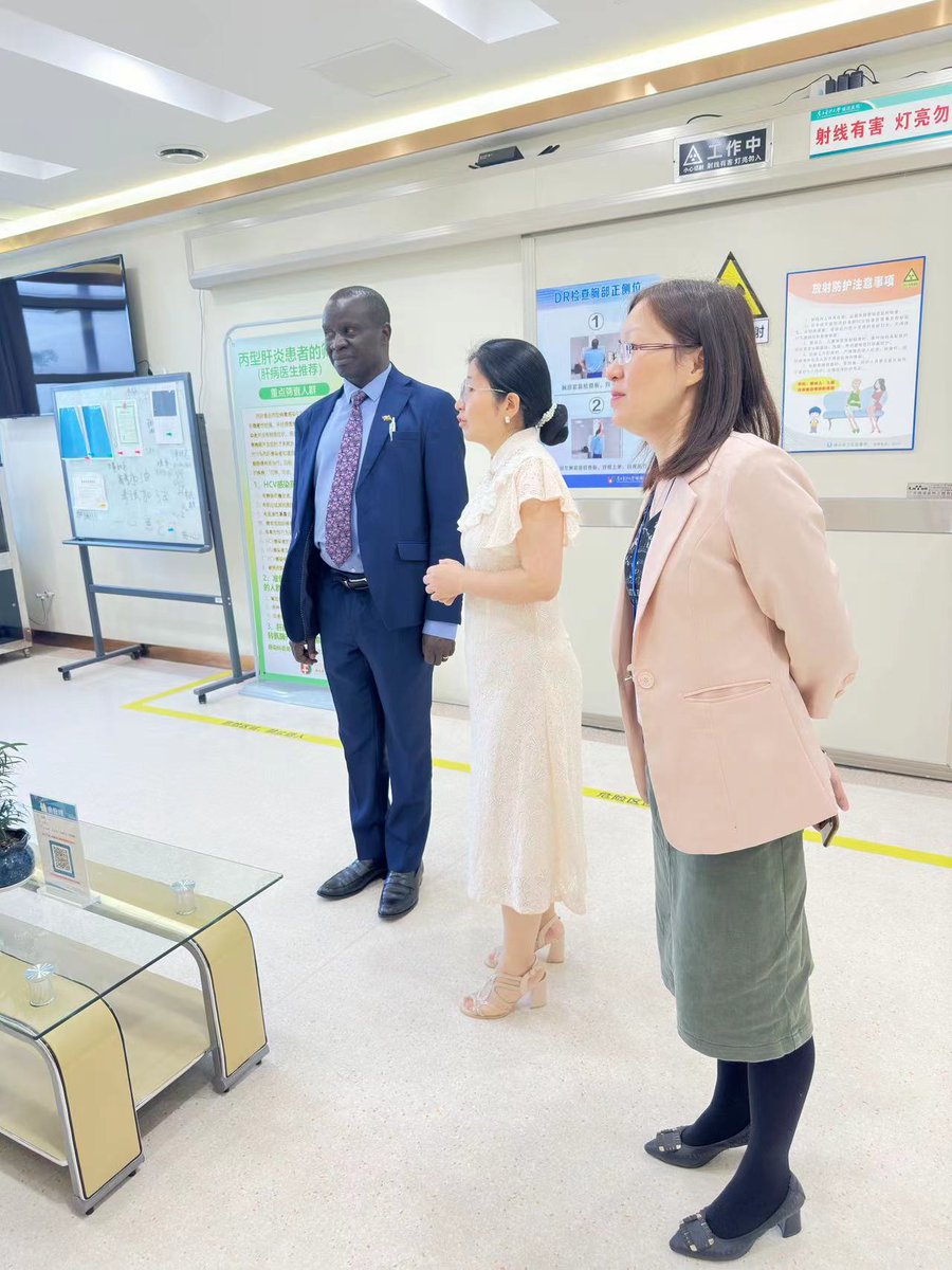 Held a meeting with the Director of the first and largest Narrative Medicine Sharing Center at Shunde Hospital , Southern China. Professor Yang Xiolin took me in a guided tour of the center.