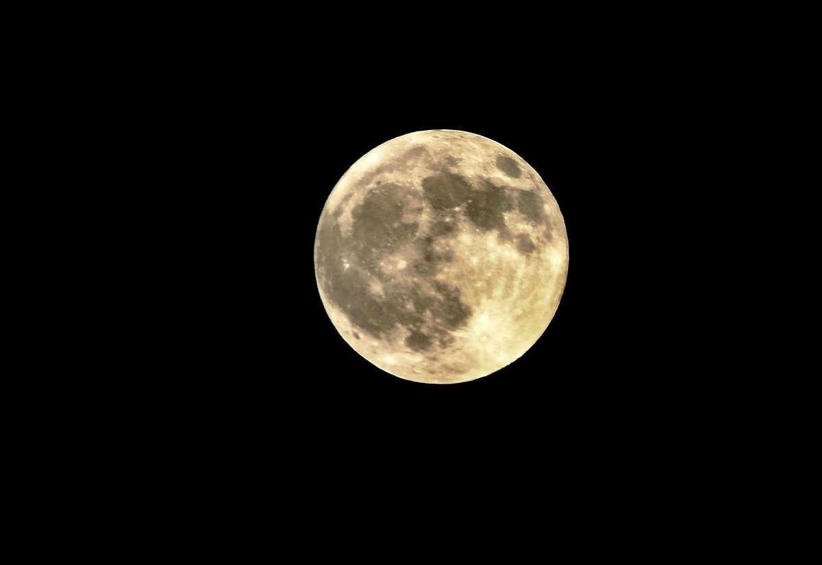 Last evenings full moon ! @ChrisPage90 @WeatherAisling @itvanglia #PinkMoon