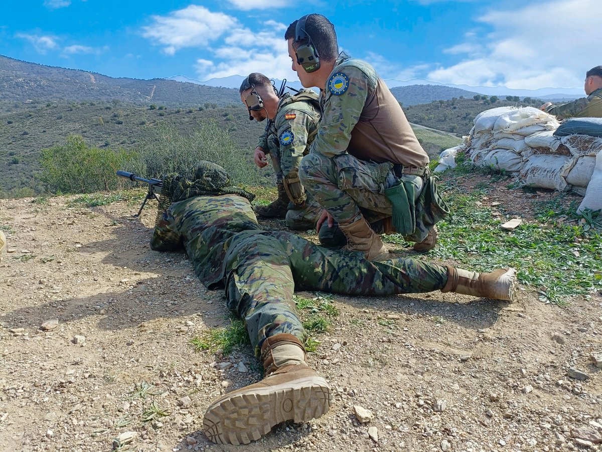 EMADmde's tweet photo. Militares ucranianos finalizan el módulo #SquadCommander, uso de diferente armamento individual y colectivo, de la misión #EUMAM_UA_TTCC. Los militares del Regimiento de Infantería "Barcelona" nº63 @EjercitoTierra han sido los instructores en #SanClimentSesCebes #MOPS https://t.co/qqAsTtDoUA