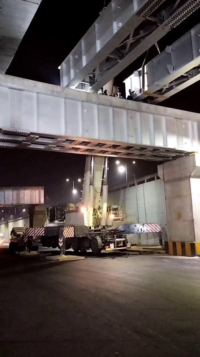 SNC launches 1st girder on top of common portal beams built by ITD, which will carry both purple line & blue line.

Launched between ORP567-568 near KR Pura.

This is SNC's 4th steel girder launch overall

#BMRCL #NammaMetro