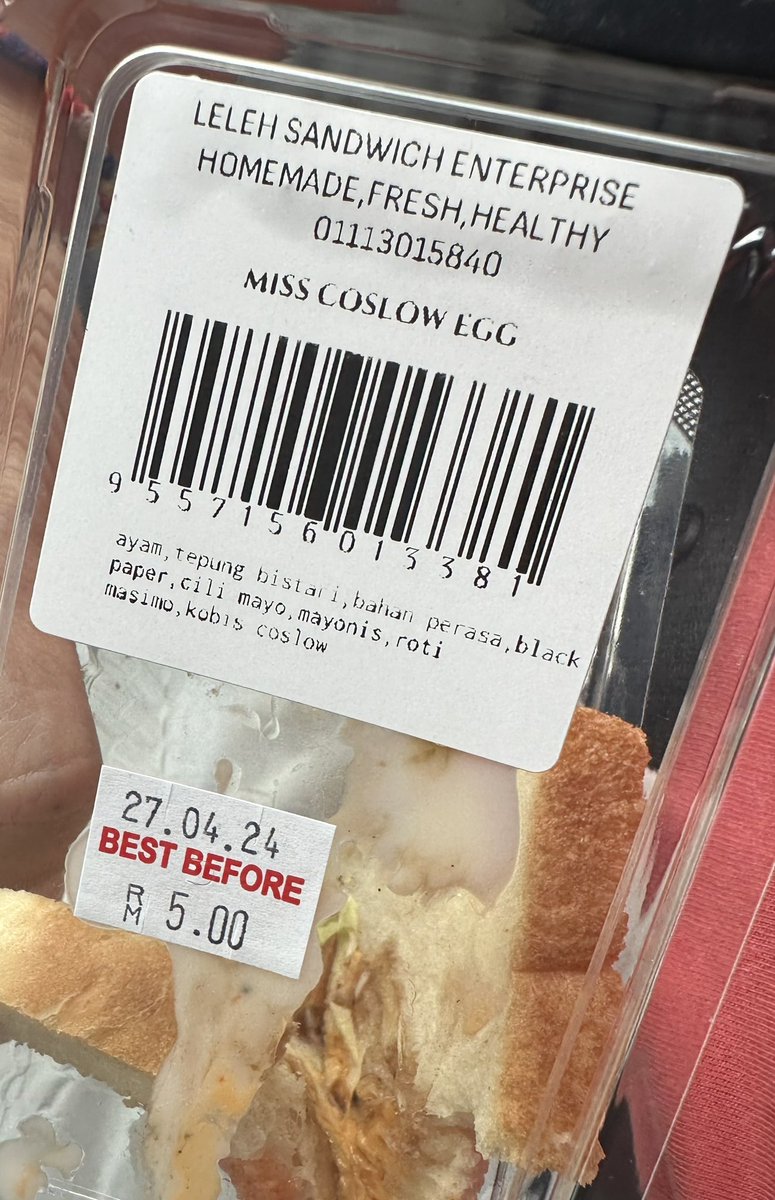 seryuen's tweet photo. I bought egg sandwich and you know WHAT Petronas Station TTDI! Look at the picture some little sauce with a few thin slices of cabbage. That’s it! For RM5!!! #sandwich #petronas #cheating https://t.co/99kAVkm9o1