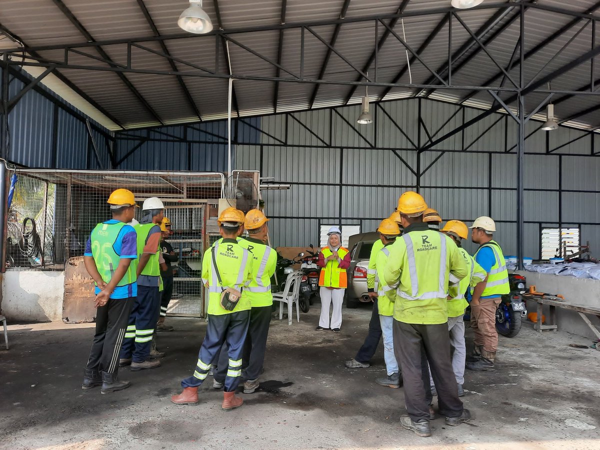 Roadcare_Safety's tweet photo. TOOLBOX BRIEFING SUBCONT R01 KAWASAN KERTEH (T2)

TARIKH : 24/04/2024
MASA : 9.30 AM
LOKASI : SETOR ROADCARE KERTEH

TOPIK :
- SAFETY CONE / BARRIER
- PPE
- CIDB CARD
- HOUSEKEEPING
- KESIHATAN - APA ITU STROK HABA

#TowardsSafetyCulture
#Roadcare
@Roadcare_T2 https://t.co/imXjJ4zN2N