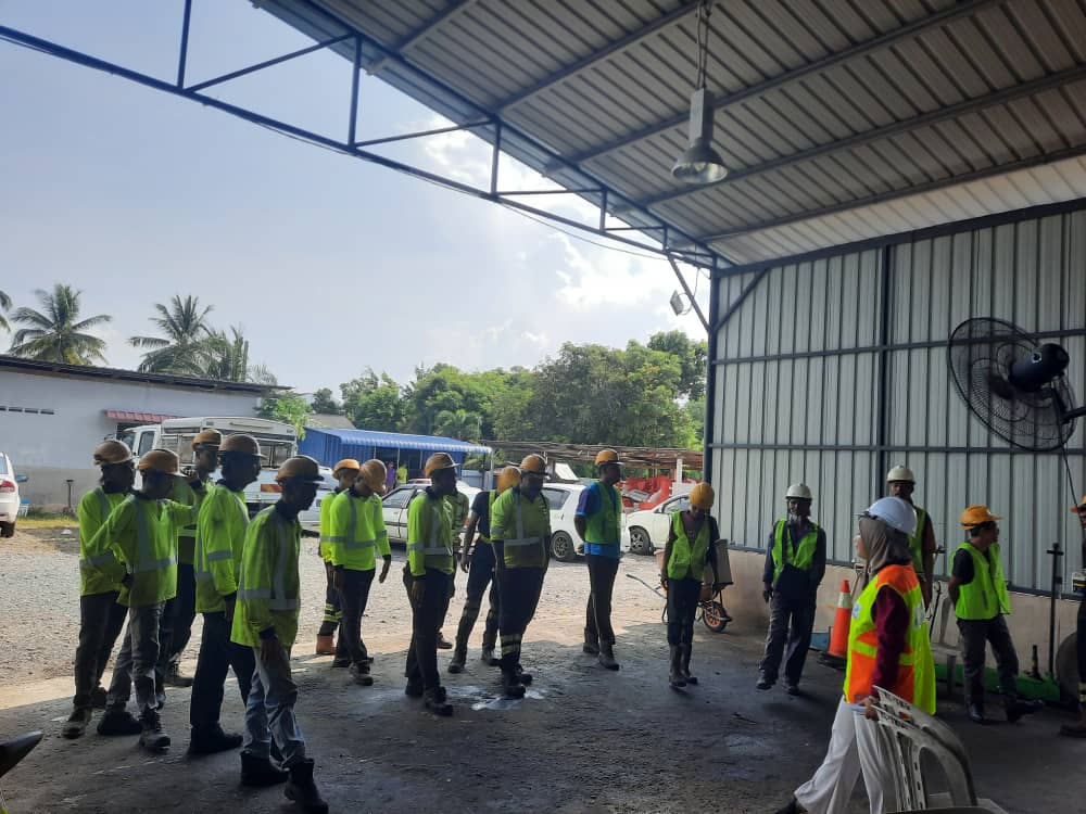 Roadcare_Safety's tweet photo. TOOLBOX BRIEFING SUBCONT R01 KAWASAN KERTEH (T2)

TARIKH : 24/04/2024
MASA : 9.30 AM
LOKASI : SETOR ROADCARE KERTEH

TOPIK :
- SAFETY CONE / BARRIER
- PPE
- CIDB CARD
- HOUSEKEEPING
- KESIHATAN - APA ITU STROK HABA

#TowardsSafetyCulture
#Roadcare
@Roadcare_T2 https://t.co/imXjJ4zN2N