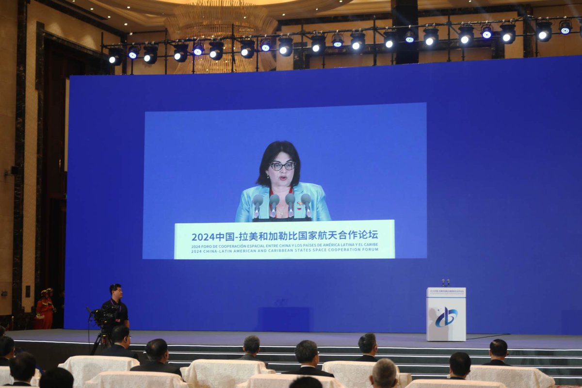 Gabrielasjr's tweet photo. Hoy celebramos el desarrollo del primer Foro de Cooperación Espacial China-Estados de América Latina y el Caribe, que es copatrocinado por la Administración Nacional del Espacio de China y el Gobierno Popular de la Provincia de Hubei. 

Un evento que promueve una gran agenda de cooperación para implementar los importantes consensos alcanzados por los líderes de China y los países de América Latina y el Caribe, ampliando las áreas de cooperación del Foro China-CELAC y promoviendo la construcción de una comunidad de futuro compartido entre China y nuestra región latinocaribeña.

Hoy el presidente @NicolasMaduro envía sus saludos y deseos de éxito rotundo, expresando que este "intercambio de ideas, de experiencias y de estudio de nuevas formas de hermanamiento, hará de este Foro una plataforma que aportará grandes colaboraciones futuras, y también, a mediano plazo, en el campo de la exploración espacial, tecnología satelital y otras áreas conexas entre China y América Latina y el Caribe".

Seguro estamos de que esta cooperación espacial de calidad invita a los funcionarios gubernamentales de China, de los países de América Latina y el Caribe, así como a representantes de la industria, entidades de investigación y el sector privado a debatir el establecimiento de asociaciones espaciales, el intercambio de tecnología espacial en beneficio de la humanidad y la colaboración conjunta.

Estamos sumando capacidades, habilidades y potencialidades para la construcción de una plataforma de alto nivel en la cooperación espacial internacional entre los pueblos, con ética, respeto mutuo y desarrollo en condiciones de hermandad.

#Sembrandopatria