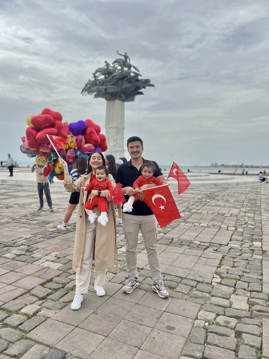 #23Nisan1920 23 Nisan bizim için heyecan doluydu. Dilerim her yaşlarında aynı yerde aynı fotoğraftan çekebiliriz. Bir seri başlasın! ✨❤️