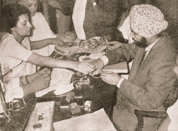 Indira Gandhi donating her jewellery to National Defence Fund during the 1962 India-China war. This is our DNA.