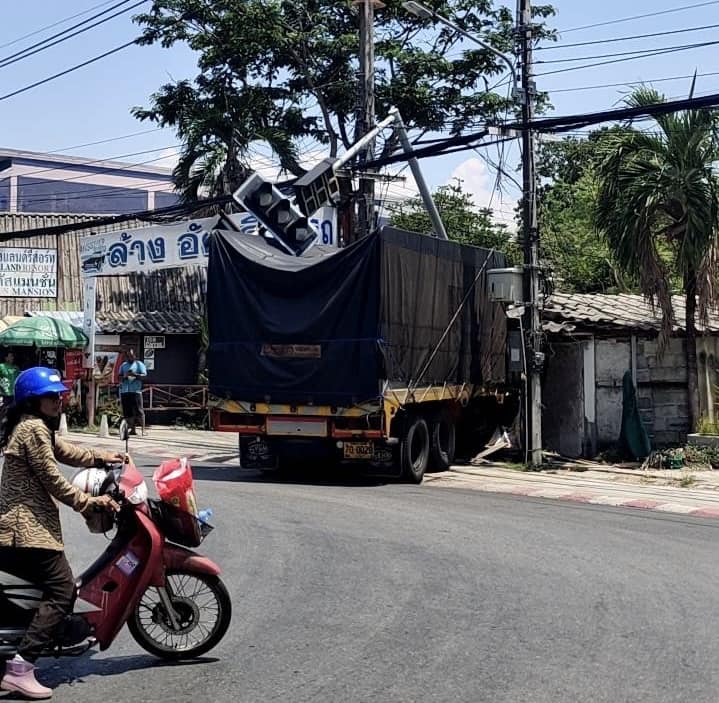 This truck driver in #Phuket takes delivered direct to your door a bit too far.