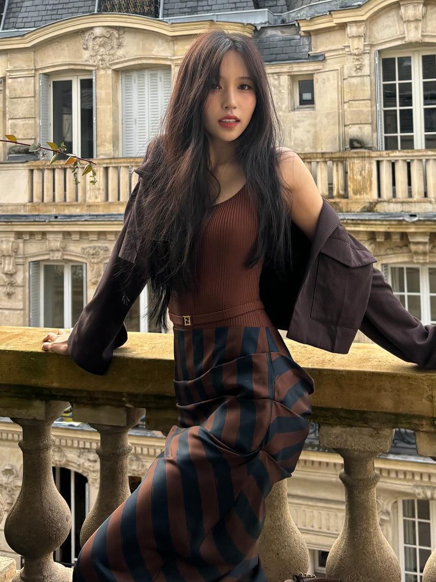 godmitzu's tweet photo. MINA ARE YOU CRAZY?! https://t.co/zaUOalqOuJ