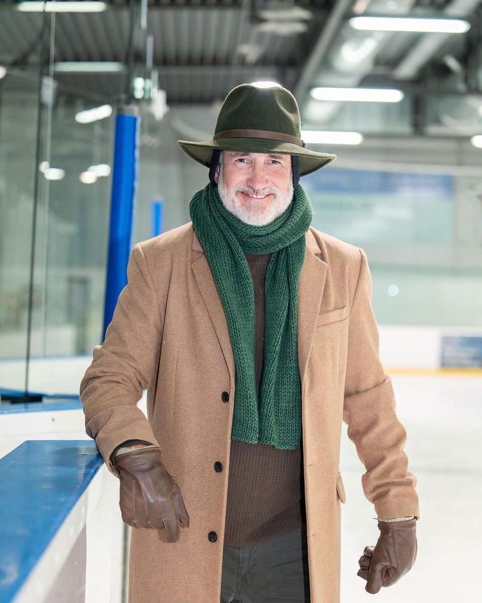 The ice princess... ok, I’m not, but I actually ventured on the ice with skids recently! ⛸️

#Advertising  #hatlover #beanie #ice #iceskating #malemodel #werbemodel #menstyletips #fashionblogger #menfashionblogger #hats #hutmodel #dappermen #dapperstyle