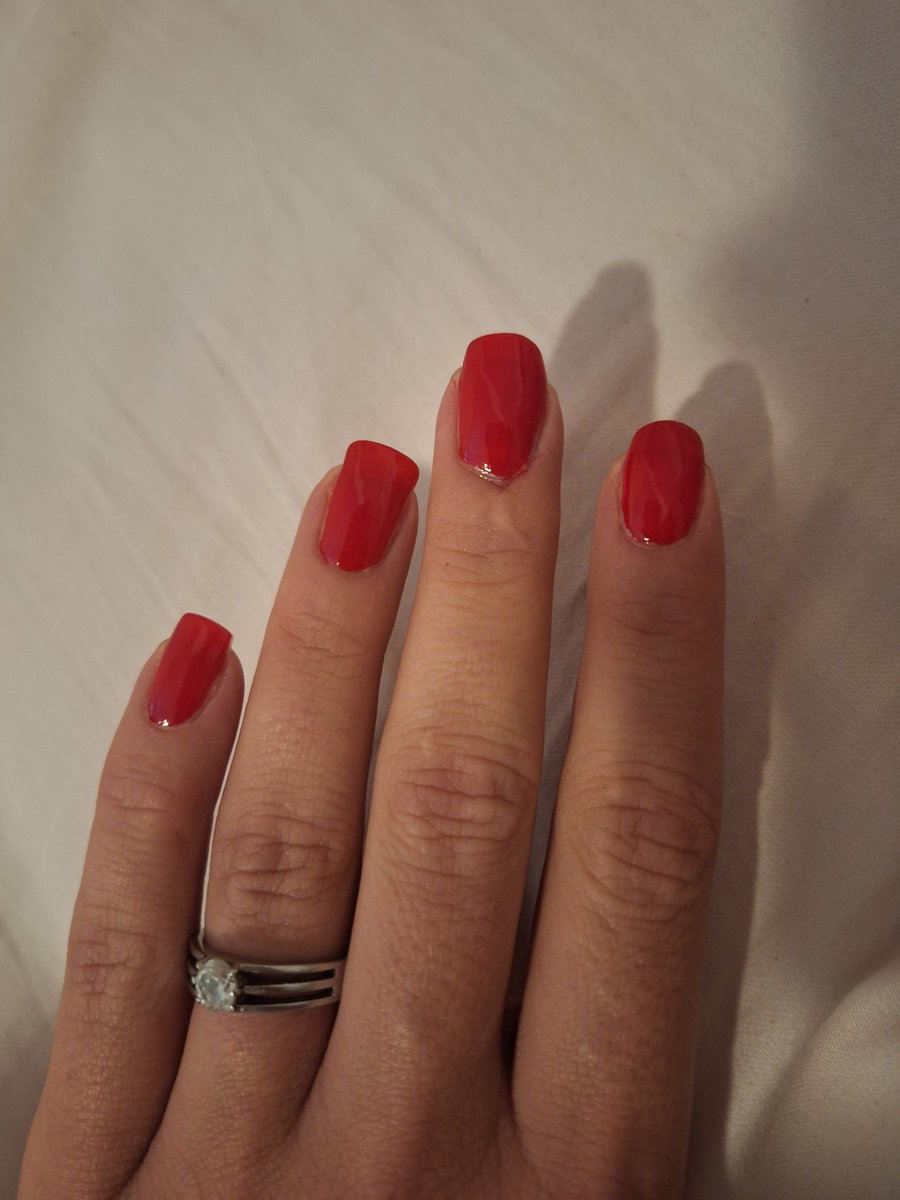 Jas_mi_na's tweet image. Ko ti zjutraj ni za iz postelje in si kremplje lakiraš kar v njej izpadejo pač tako... zdaj pa nimam več časa da ponovim vajo. Če bi si prižgala glavno luč bi verjetno lahko prej opazila ta #firstworldproblem 🤣