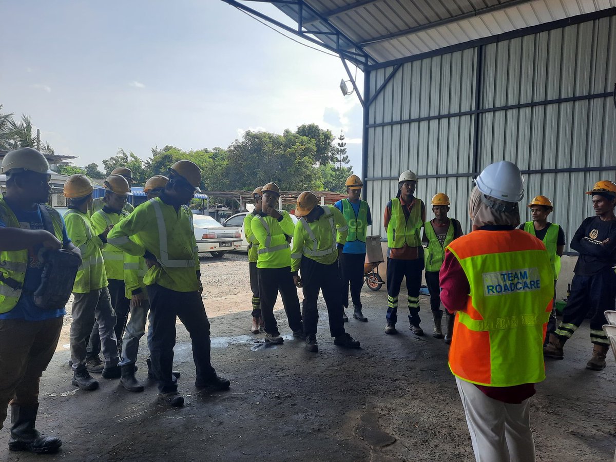 Roadcare_Safety's tweet photo. TOOLBOX BRIEFING SUBCONT R01 KAWASAN KERTEH (T2)

TARIKH : 24/04/2024
MASA : 9.30 AM
LOKASI : SETOR ROADCARE KERTEH

TOPIK :
- SAFETY CONE / BARRIER
- PPE
- CIDB CARD
- HOUSEKEEPING
- KESIHATAN - APA ITU STROK HABA

#TowardsSafetyCulture
#Roadcare
@Roadcare_T2 https://t.co/6uxr0aQRN0