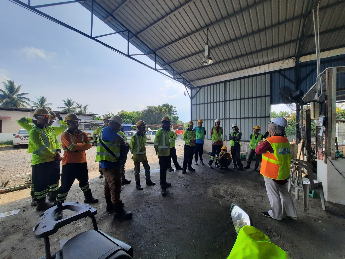 Roadcare_Safety's tweet photo. TOOLBOX BRIEFING SUBCONT R01 KAWASAN KERTEH (T2)

TARIKH : 24/04/2024
MASA : 9.30 AM
LOKASI : SETOR ROADCARE KERTEH

TOPIK :
- SAFETY CONE / BARRIER
- PPE
- CIDB CARD
- HOUSEKEEPING
- KESIHATAN - APA ITU STROK HABA

#TowardsSafetyCulture
#Roadcare
@Roadcare_T2 https://t.co/6uxr0aQRN0