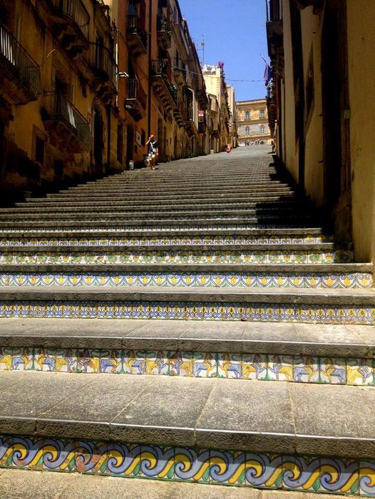 CALTAGIRONE: Il fascino della monumentale Scala di Santa Maria del Monte in una foto.La Scala di Santa Maria del Monte a Caltagirone, situata in Sicilia, è un capolavoro di arte, architettura e folklore.