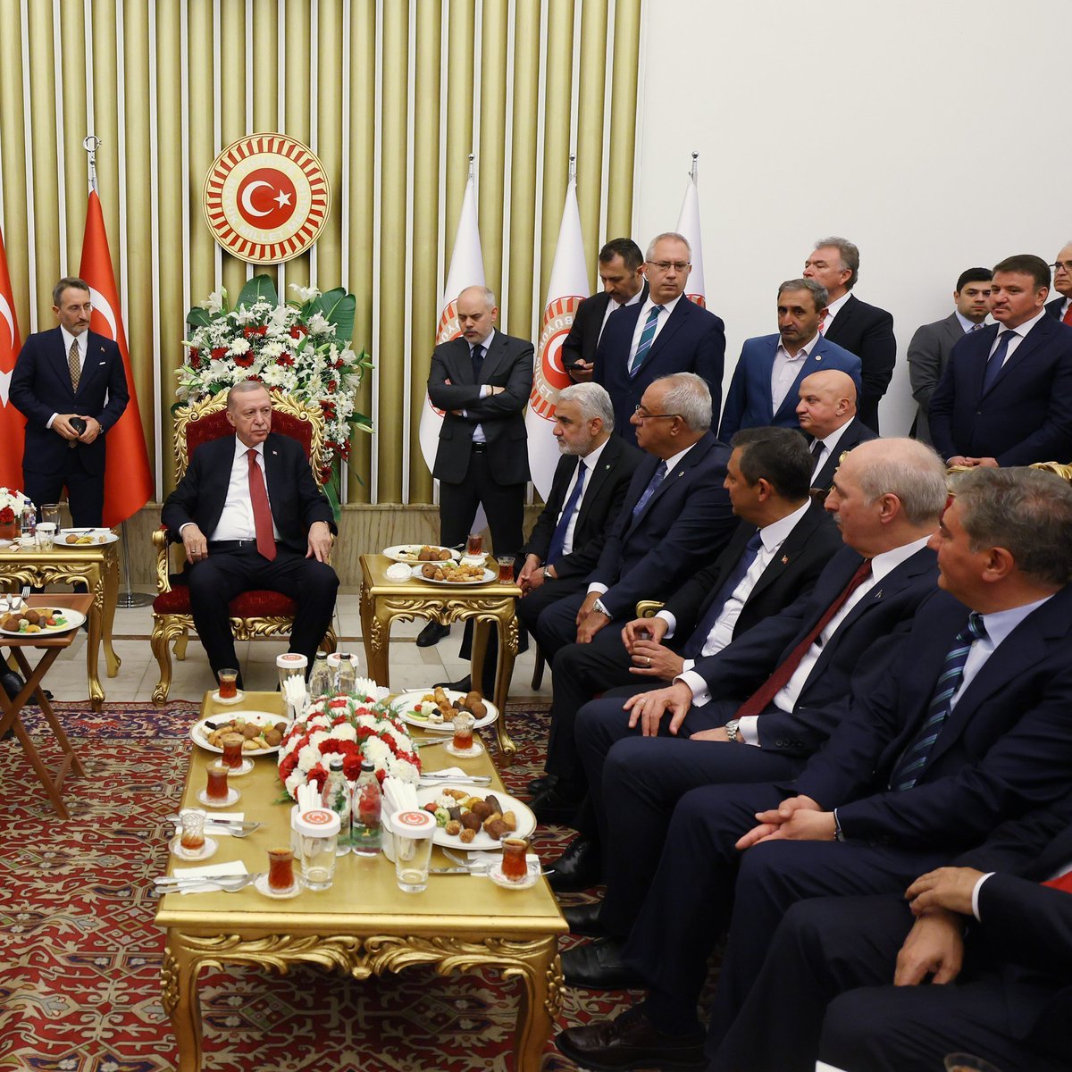 Tek başına kalıyor ama doğrularından geri adım atmıyor.

Hamas'a Terörist diyenler ile oturan Erdoğan, kürecik kapatılsın diyen Erbakan'a bir çay davetini bile çok görüyor.

Biz tek başımıza hepinize yeteriz.

SONUNA KADAR ARKANDAYIZ ERBAKAN