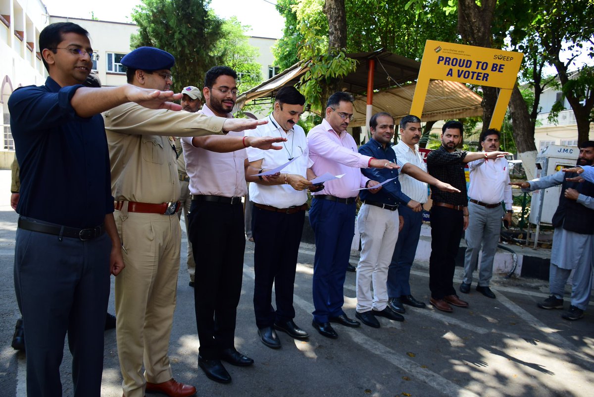 dmjammuofficial's tweet photo. DEO Jammu @justcsachin administered #VotingPledge to DC Office officials.

u/ #SVEEP 7000+ such events are being  simultaneously organised across the distt with expected participation of more than 7L persons, pledging to vote on April 26.

#ChunavKaParv #DeshKaGarv
#Election2024 https://t.co/T4kiSytII4