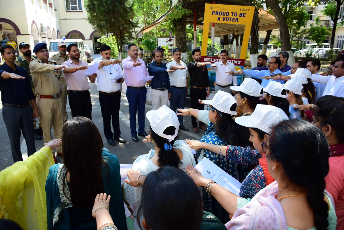 dmjammuofficial's tweet photo. DEO Jammu @justcsachin administered #VotingPledge to DC Office officials.

u/ #SVEEP 7000+ such events are being  simultaneously organised across the distt with expected participation of more than 7L persons, pledging to vote on April 26.

#ChunavKaParv #DeshKaGarv
#Election2024 https://t.co/T4kiSytII4