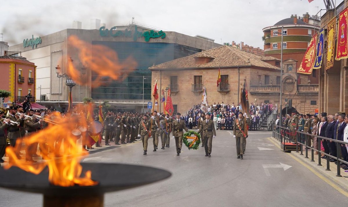 #Buenosdías El #EjércitodeTierra es depositario de un conjunto de valores que conserva como legado recibido de quienes nos precedieron y los transmite y cultiva como el bien más preciado que poseen sus soldados. ¡Son la base de nuestro COMPROMISO! #ValoresEjército 🇪🇦