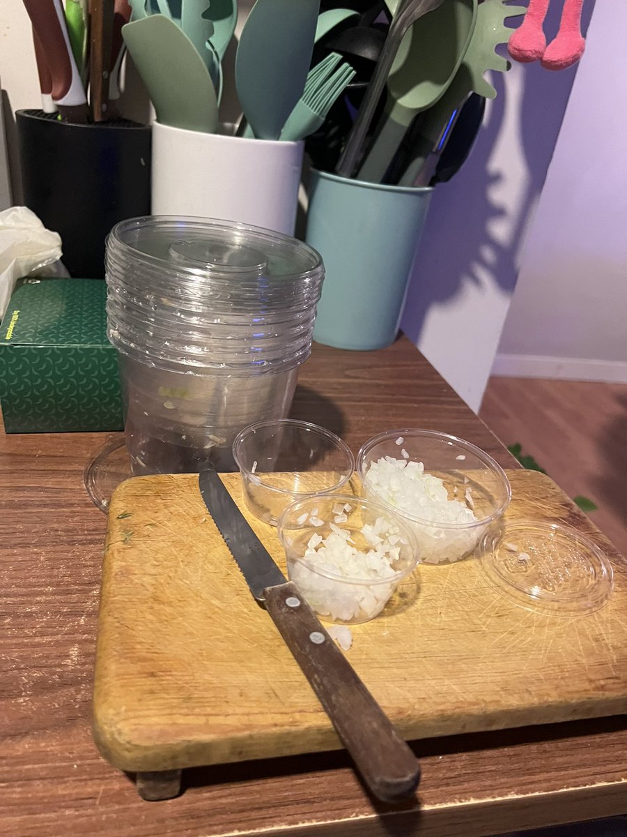 IrisNuche's tweet photo. Espero que @lacasadetono tome un poco más de conciencia con el consumo de los plástico que genera. De 3 órdenes para llevar  me han generado 3 envases con cebolla cada uno, la cual pudo caber en uno mediano perfectamente.

Hasta me dieron un recipiente único para una tortilla. https://t.co/0yFDlW4cdg