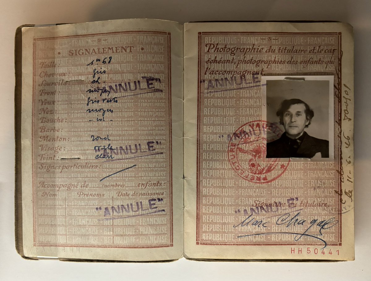 Passeport français de Marc (Moïshe) Chagall, naturalisé sous le Front Populaire, et dénaturalisé en 1941 par les agents de la commission de dénaturalisation de Vichy, car « Juif russe » et « peintre sans intérêt national ». Chagall et son épouse partent alors pour les USA, 1941.