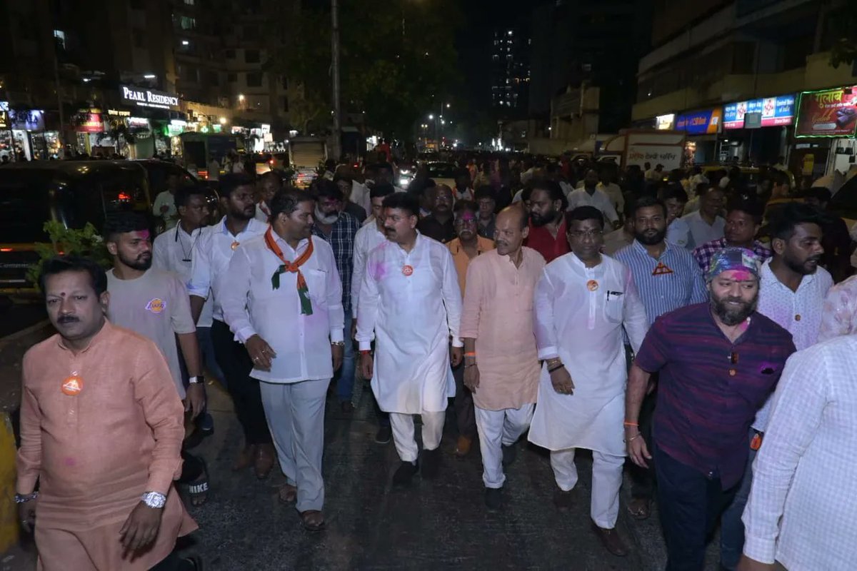 shewale_rahul's tweet photo. माझ्या लोकसभा मतदार संघातील धारावी परिसरातील आकाश गंगा सोसायटी, मुकुंद नगर, हनुमान सेवा मंडळ या ठिकाणी भेट देऊन रहिवाशांसोबत संवाद साधला.

#Shivsena #BJP #MNS #RPI #Mahayuti #AbkiBaar400Paar
#AbkiBaarShivsenaKeSath400Paar
#BalasahebKeVicharoKiModiSarkaar
#ViksitBharatViksitMatdarsangh
#ViksitMumbaiToViksitBharat
#विकसित_मुंबई_ते_विकसित_भारत
#MpRahulShewale

@Shivsenaofc @BJP4India @BJP4Mumbai @mieknathshinde @Dev_Fadnavis