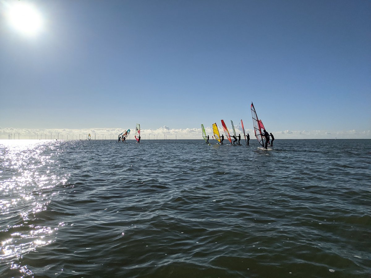 Im Sommersemester bietet das #RWTH-Hochschulsportzentrum mit den 'Extratouren' ein großes Natursportprogramm an. 🏄⛵ Bei der Extratour #Windsurfen nach Makkum in den #Niederlanden 🇳🇱 sind noch Plätze frei. 👍 ➡️hochschulsport.rwth-aachen.de/cms/HSZ/sport/… 📸: HSZ #Sport #Hochschulsport #Surfen