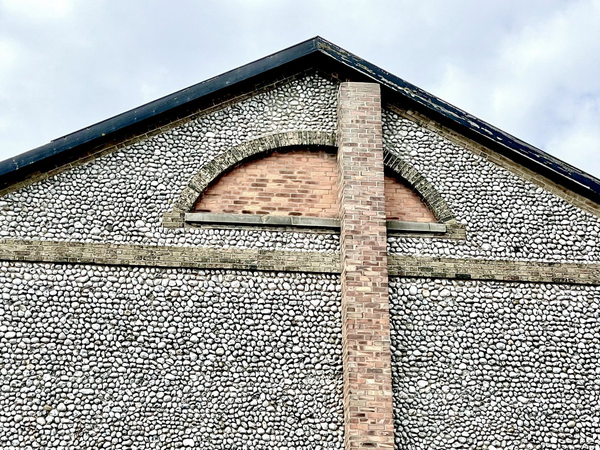 Brick add on (by others), Norfolk. #flint #vernacular #cobblework#conble #seaflint#flintknapping #flintknapper #flintwall #flintwork 
#architecture #flintstone#heritagecrafts #heritageskills #traditionalcraft #lime #limework #mortar #wall