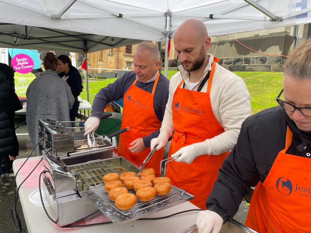 🎪🎡🎠 The #Jesuit Mission Maytime Fair is next weekend! With entertainment including food, rides & more @XavierCollege, it is sure to be a fun day for families. All proceeds to support the work of Jesuit Mission Australia. 👉 jesuitmission.org.au/maytimefair/ Photos: @Jesuit_M #jesuits