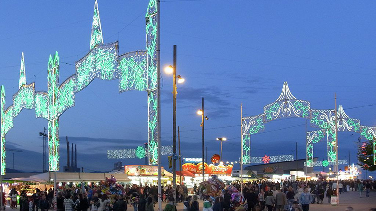 Aquest divendres, comença la 51a Feria de Abril de Catalunya! 💃 El parc del #Fòrum torna a omplir-se de casetes, restauració i atraccions per celebrar la festa del folklore andalús. 📅 Fins al 5 de maig Horaris i més Info: 🔗 via.bcn/MtI150Rm0jI @FederacionFecac