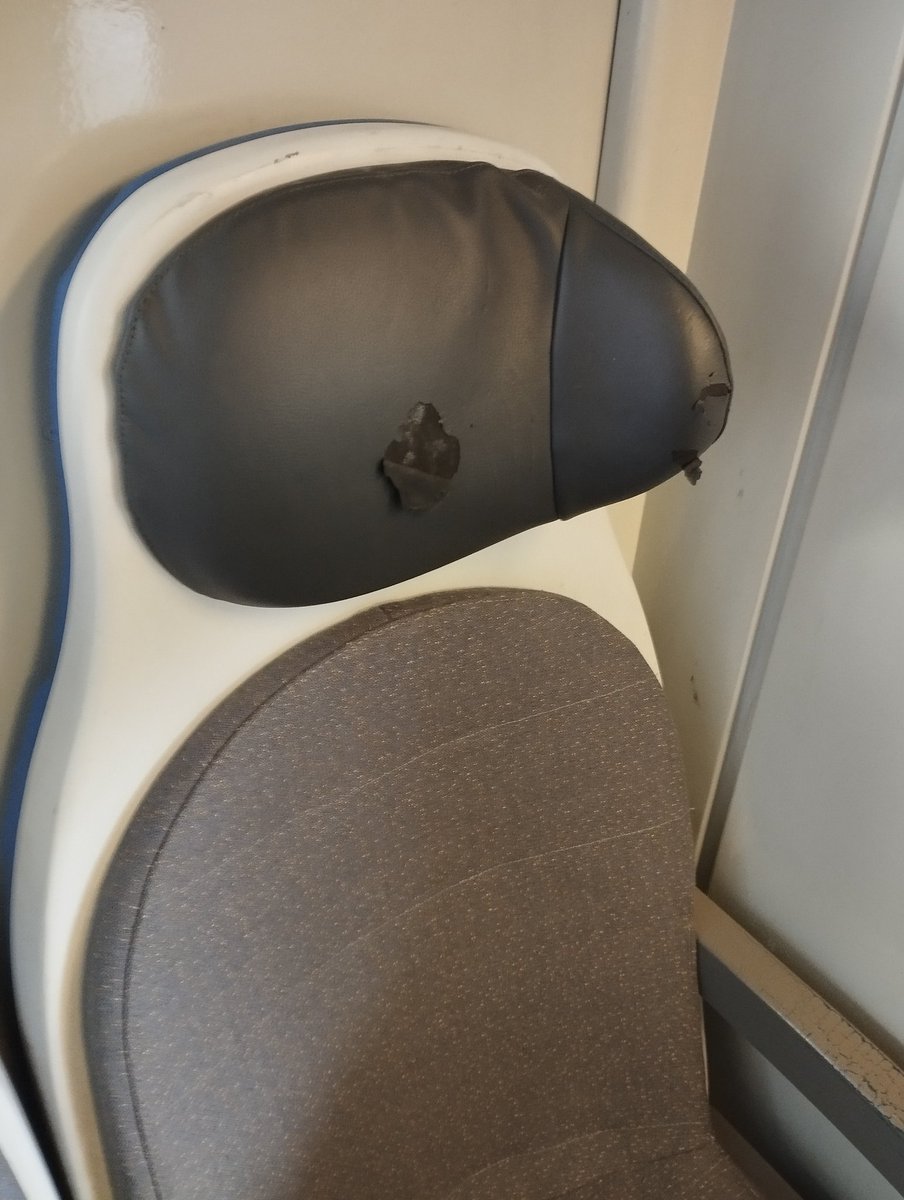 AndreailBelle's tweet photo. #trenord Mxp319 "materiale rotabile" di "prima classe" (perché da Cadorna "prima" e da Centrale no, è un dogma ...) che parte in ritardo per collegamento espresso nel 3° giorno consecutivo di disservizi. @AndreaGiuricin ci ricorda per quanti anni hanno in mano il servizio? https://t.co/uBrGIdhDuf